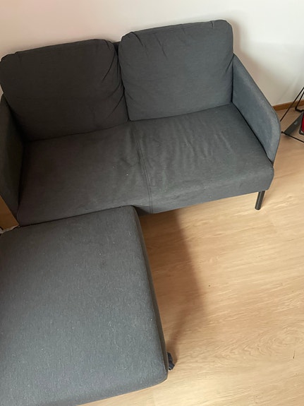 Kahden hengen istuttava pieni sohva ja rahi