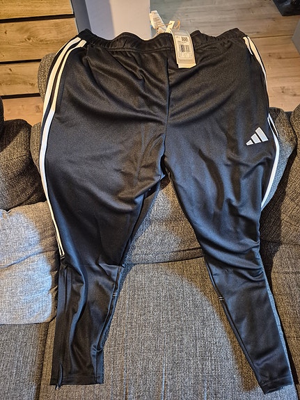 Adidas verkkarit koko XL musta
