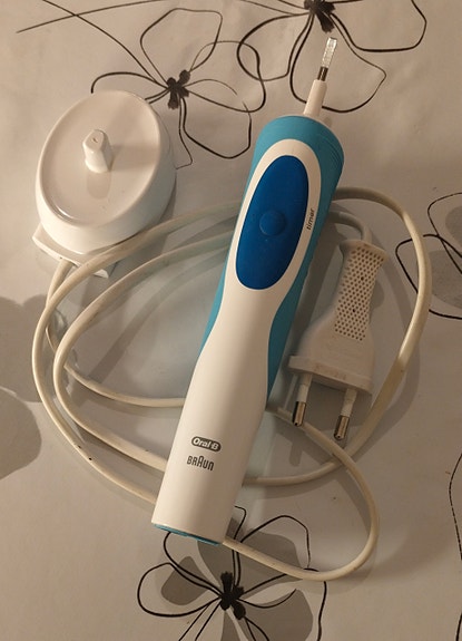 Oral-B sähköhammasharja + laturi