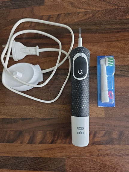 Oral-B sähköhammasharja ja laturi