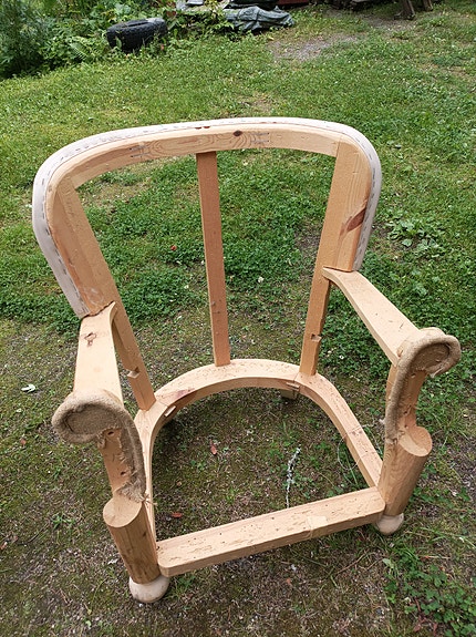 Puinen nojatuolin runko