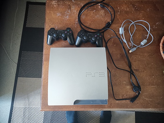 Ps3 satin silver 1Tb Special Edition mukana 2kpl ohjaimia ja johdot