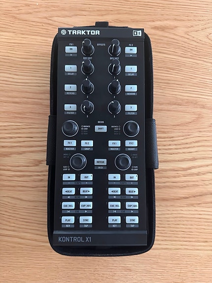 Native Instruments Traktor Kontrol X1 DJ-ohjain