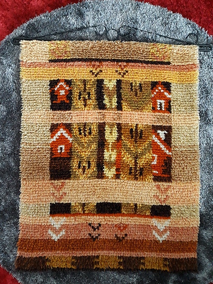 Myydään Punainen tupa -ryijy, noin mitat 85x67 cm