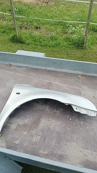 Avensis t25 etulokasuoja