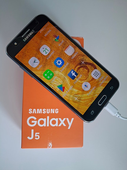 Samsung Galaxy J5 pyhelin