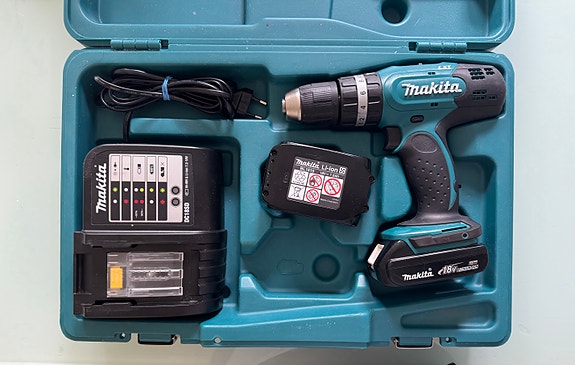 Makita BHP453 18V porakone akulla ja laturilla