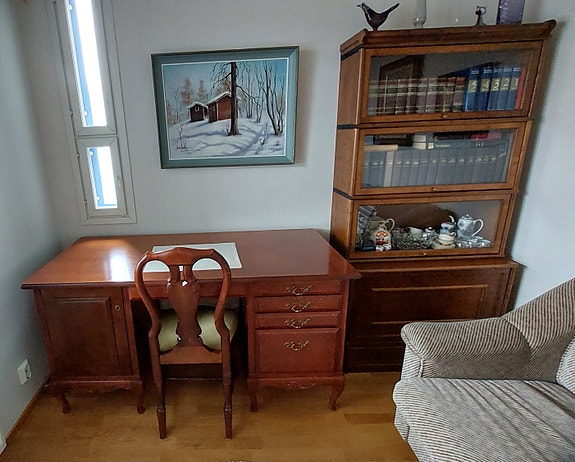 Puinen kirjoituspöytä