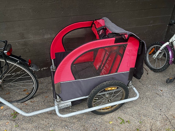 Pyörän peräkärry punainen musta