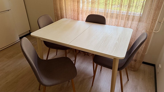 Ruokapöytä + 4 kpl tuoli