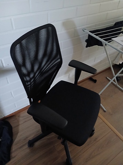 Musta toimistotuoli käsinojilla