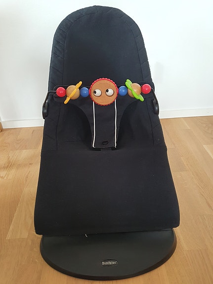 Baby björn sitteri lelukaarella