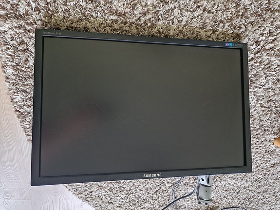 Samsung 24" SyncMaster 2443 + ergojalka