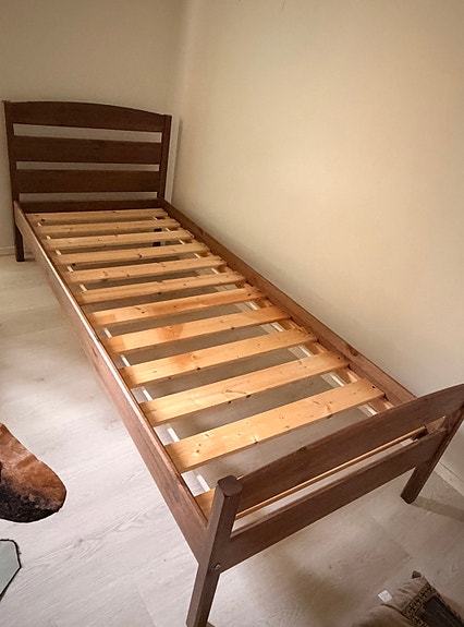 Tukeva ja hyväkuntoinen massiivipuinen sänky (80x200 cm) + patja. Sängyn runko