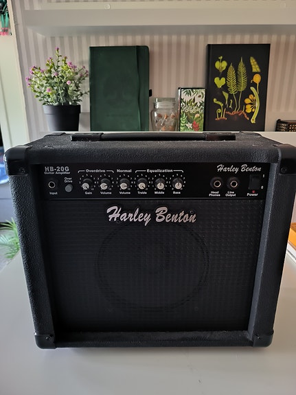 Harley Benton HB-20B kitara-/bassovahvistin