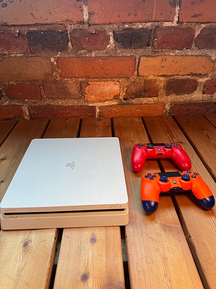 PlayStation 4 Slim (valkoinen) + 2 ohjainta