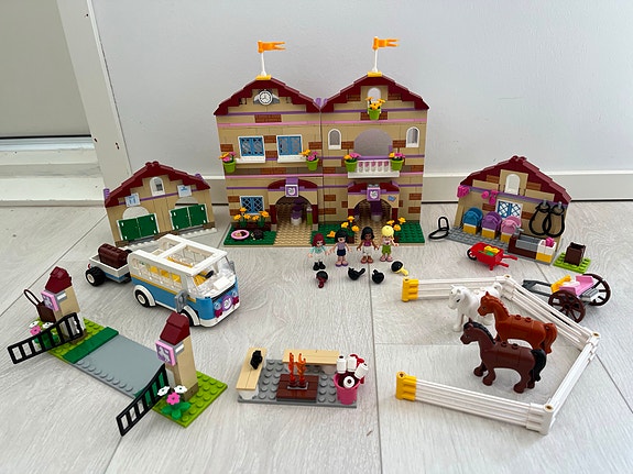 LEGO Friends hevossetti (ratsastusleiri)