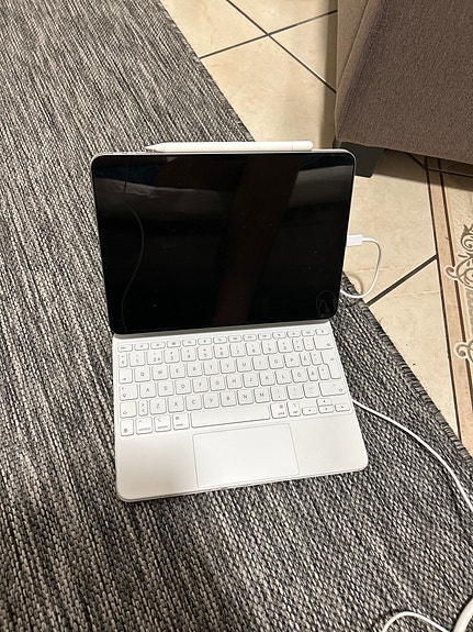 Apple iPad series 11 näppäimistökotelolla valkoinen