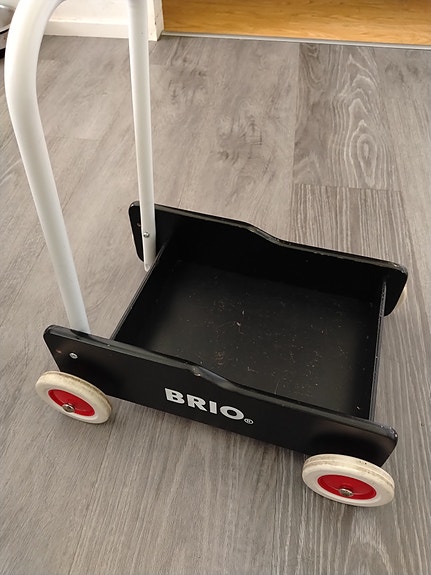 Brio musta kävelyvaunu