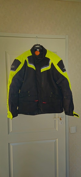 Miesten ajotakki Sweep M D-fit musta/kelt. iso koko (uudenveroinen)