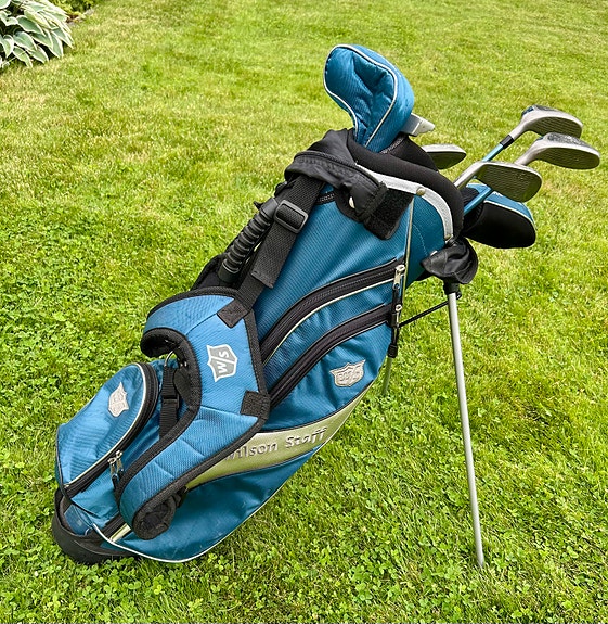 Wilson Staff Junior (right) golfmailasetti ja sininen kantobägi