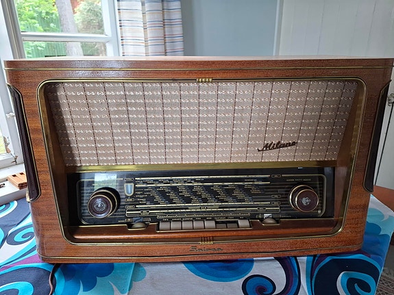 Milano 58 putkiradio. Salora Oy