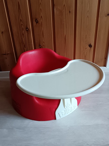 Bumbo syöttötuoli punainen pöytätasolla