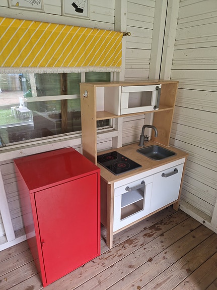 Ikea Duktig leikkikeittiö ja Lixhult kaappi