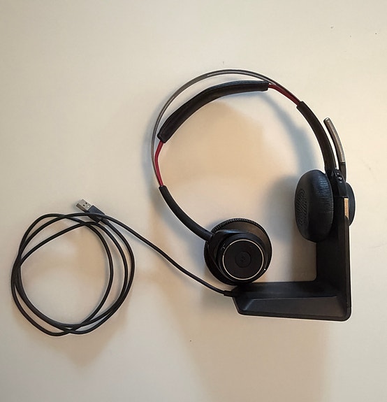 Plantronics Bluetooth kuulokkeet ja telakka