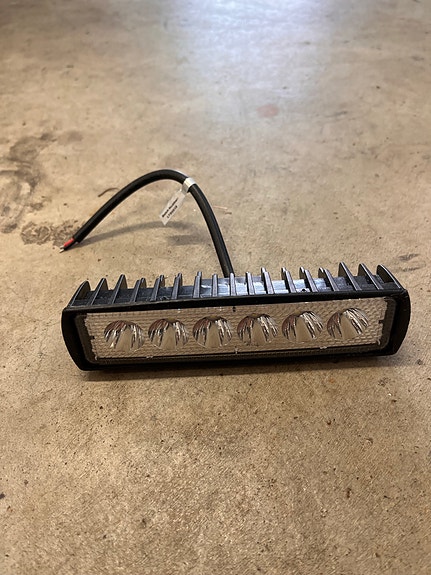 LED-lisävalo ajoneuvoon