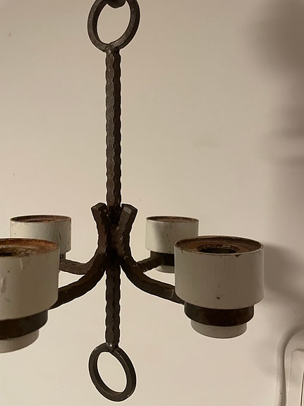 Roikkuva vanha kynttelikkö