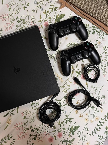 PS4 slim 1TB-paketti! Mukana 8 peliä, 2 ohjainta, ja johdot. (PlayStation 4)