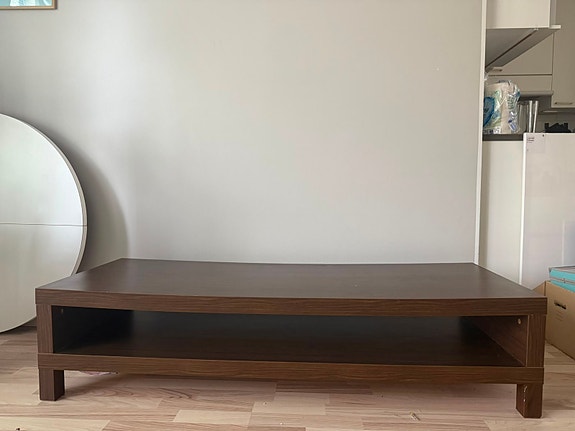 IKEA TV-taso, tummanpähkinän väri