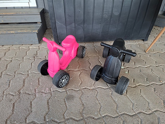 Kaksi lasten plasto skootteria, yht 18e. Yksittäin 10e. Pinkki ja musta.