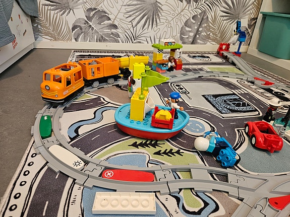 LEGO DUPLO City junarata ja ajoneuvoja