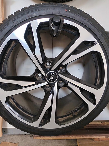 Audi RS 20" aluvanteet kitkarenkailla ja kesärenkaat