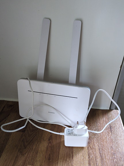 Huawei B535-232 4G-reititin + TP-Link RE200 WiFi-toistin