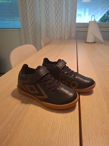 Umbro sisäpelikengät 28 (pieni)