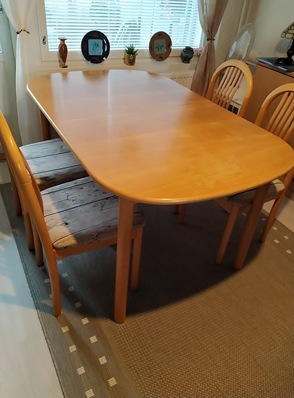 Pöytä ja neljä tuolia