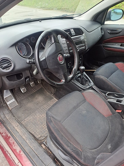 Fiat Bravo punainen henkilöauto