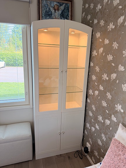 Valkoinen vitriinikaappi, 190x75x35cm, LED-valaistus