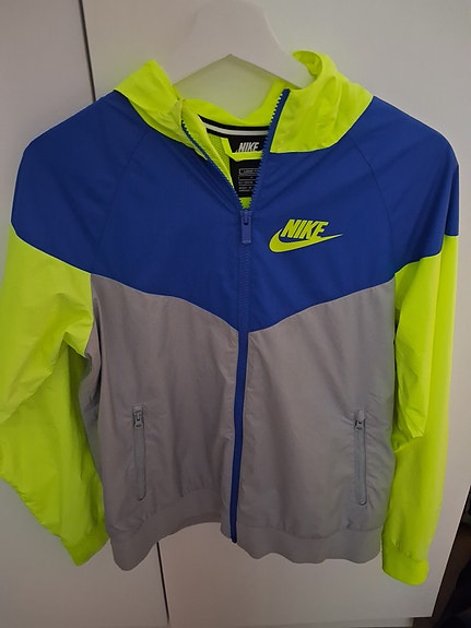 Nike tuulitakki.
