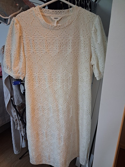 Valkoinen mekko