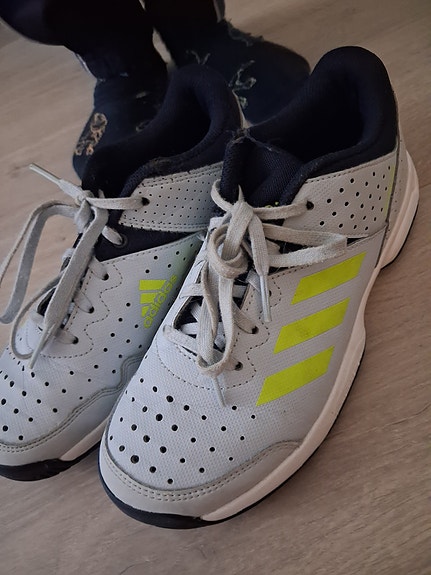 Adidas sisäpelikengät