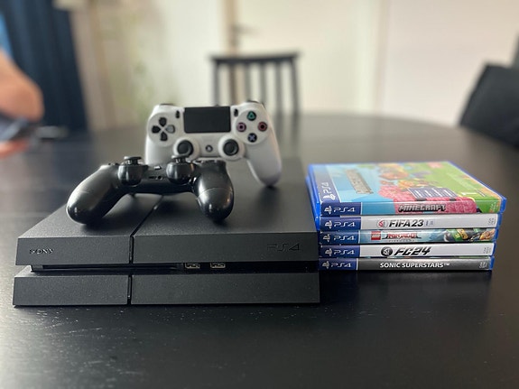 PlayStation 4 + 2 ohjainta + 5 peliä