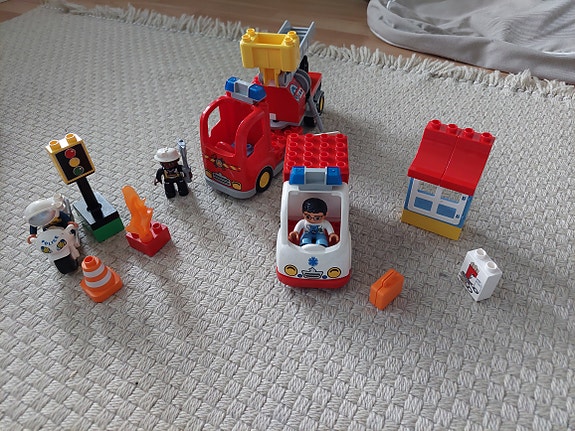 LEGO DUPLO paloauto, ambulanssi ja moottoripyöräpoliisi