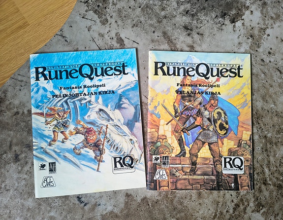 RuneQuest suomeksi: Pelinjohtajan kirja & Pelaajan kirja (Ace Pelit)