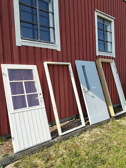 Myydään ovet karmeineen