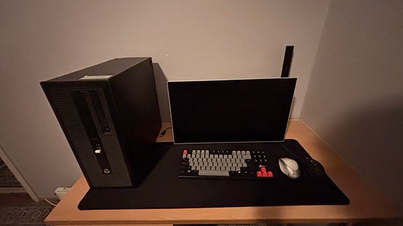 HP pöytätietokone ja näyttö