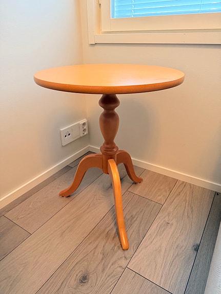 Pyöreä puinen sivupöytä, sorvattu jalka, 60 cm
